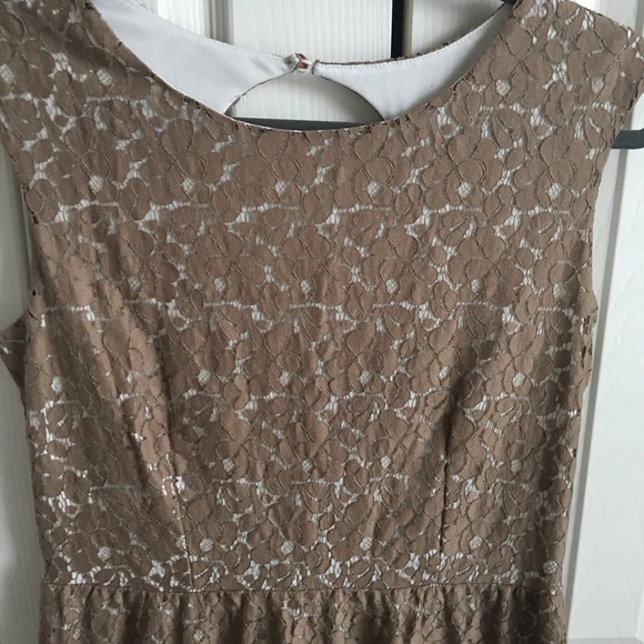 Lace dress - Picture 2 of 6